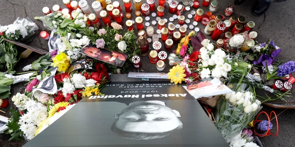 Câteva zeci de persoane aprind lumânări în fața Ambasadei Rusiei după decesul dizidentului Alexei Navalnîi, în București. FOTO Inquam Photos / Octav Ganea