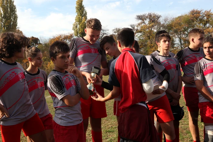 
    Mihai Duţă îi antrenează pe copiii iubitori de rugbyfoto: Click!  