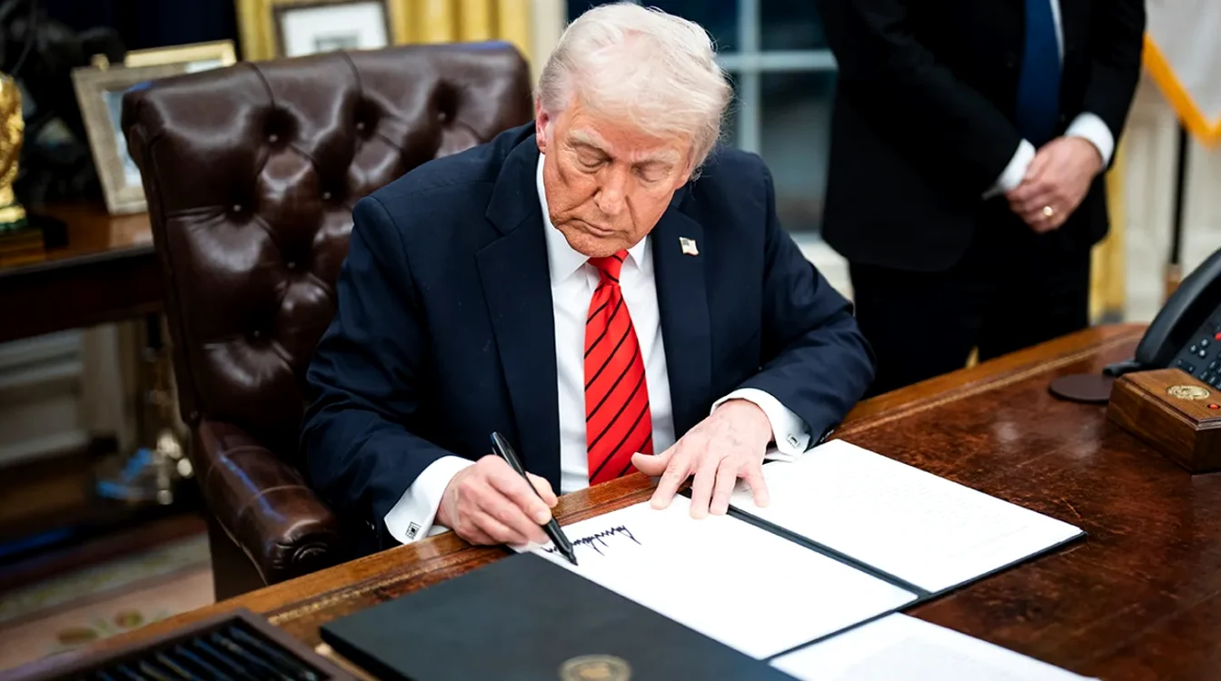 Donald Trump semnează un ordin executiv împotriva arderii drapelului american FOTO: Getty