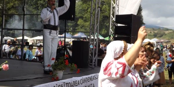 serbare campeneasca la ciresu FOTO Corina Macavei 
