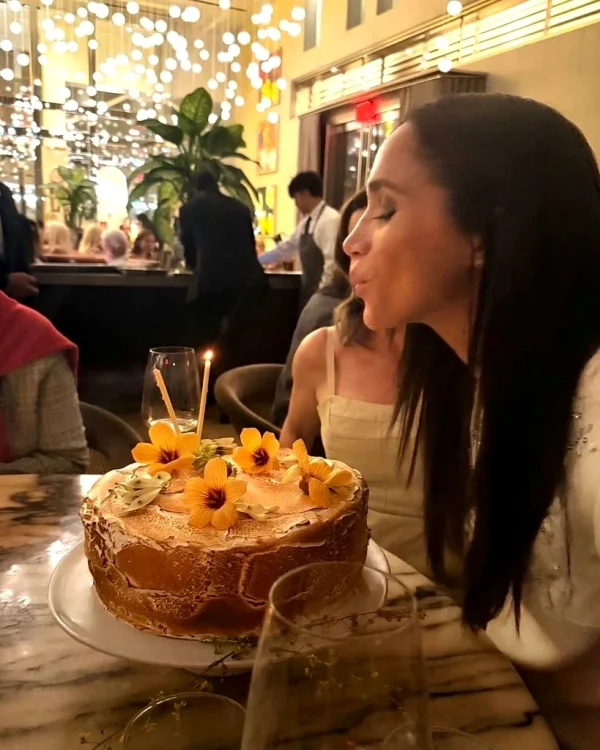 Meghan suflă în lumânări jpg