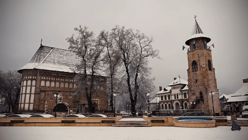 Preoţii cer bani publici pentru placări cu marmură şi sisteme electronice la bisericile din Piatra Neamţ