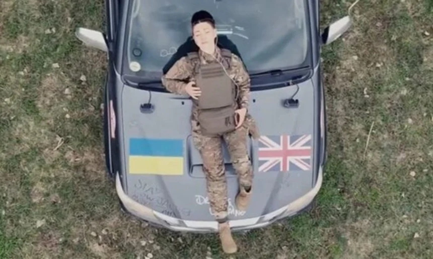 Cântăreaţa Dua Lipa a ajutat la finanţarea unei camionete medicale ucrainene. Armata îi mulţumeşte printr-un clip