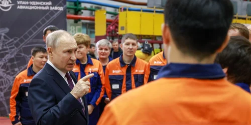 Vladimir Putin la o uzina aeronautica din Bureatia FOTO EPA EFE jpg