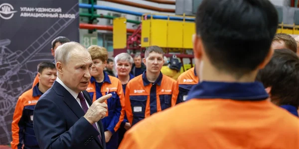 Vladimir Putin la o uzina aeronautica din Bureatia FOTO EPA EFE jpg