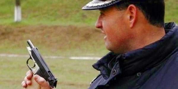 Maramureş: Poliţiştii nu folosesc armele din dotare de frica Parchetului