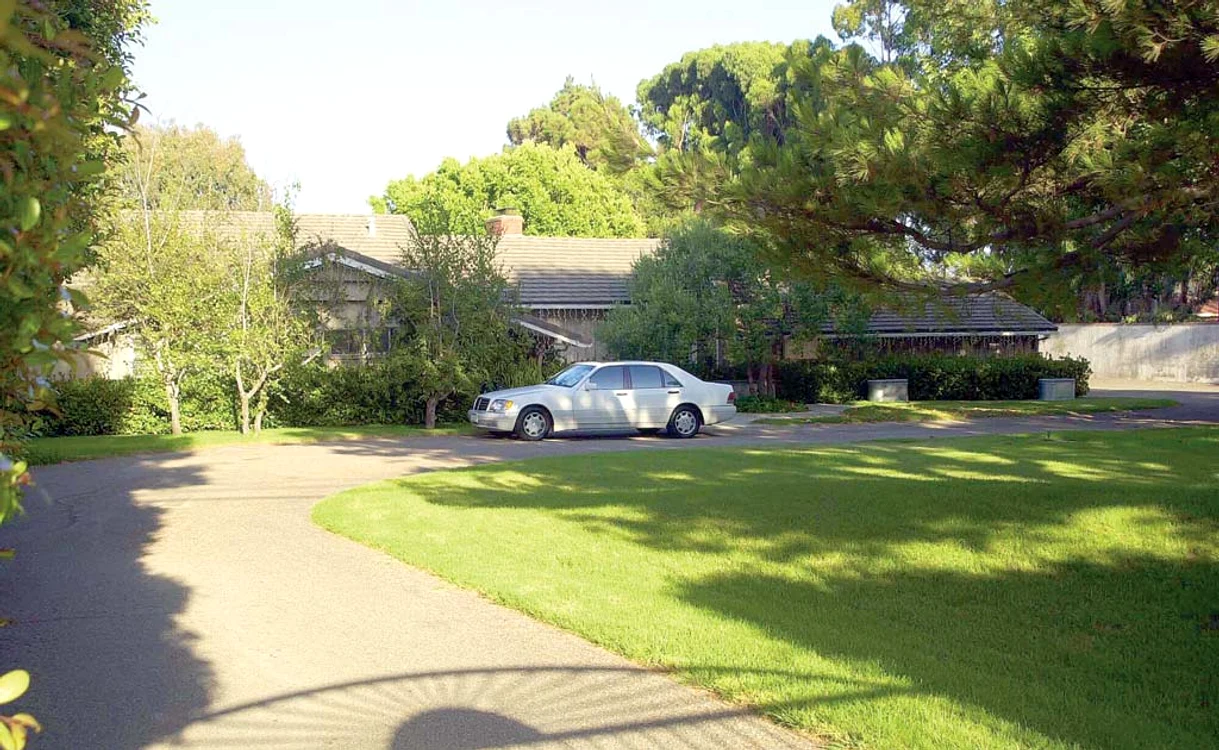 Locuieşte în prezent  în casa părintească  din California