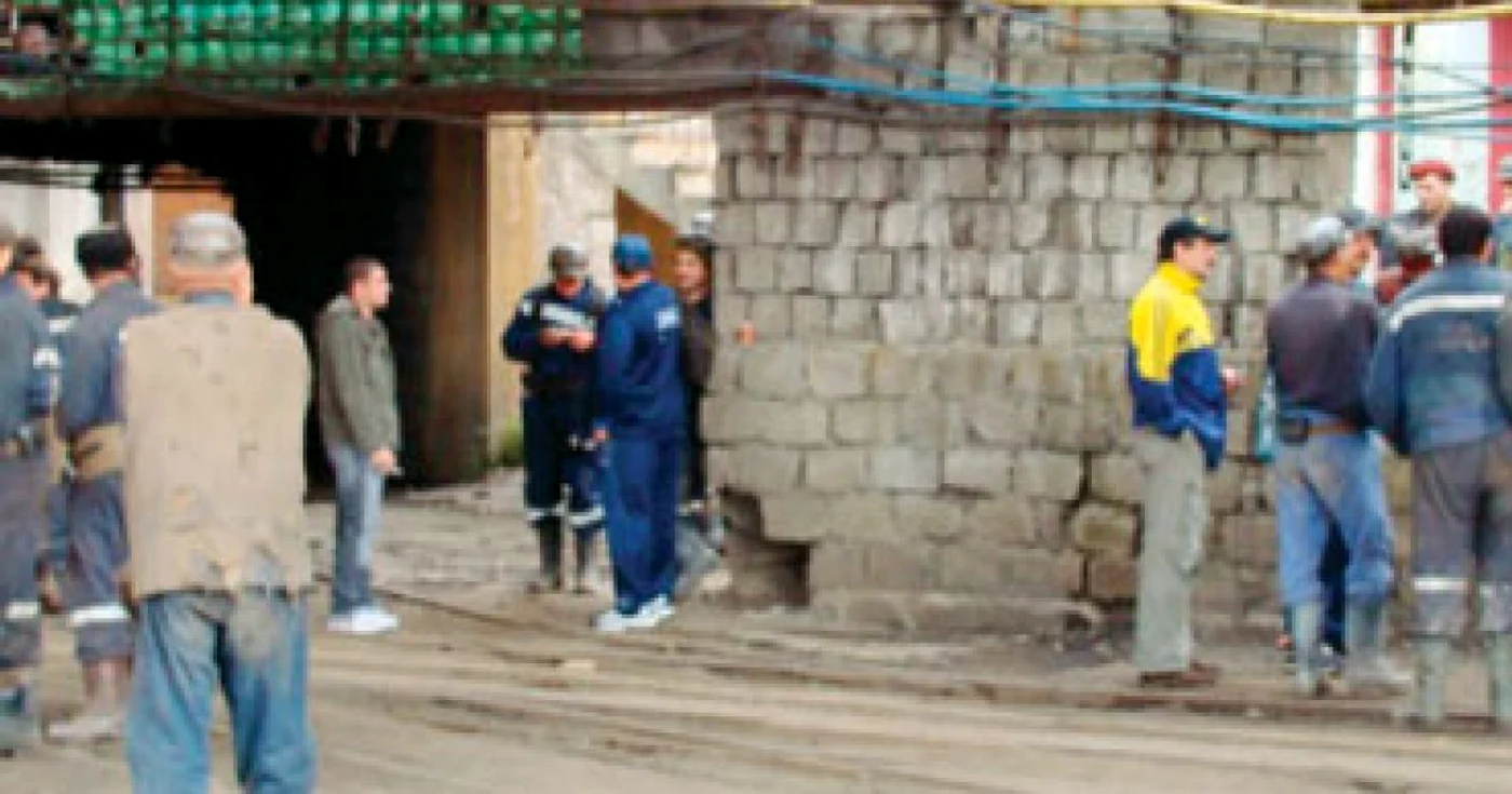 Minerii protestează faţă de reducerea salariilor cu 40%