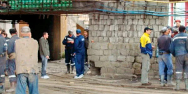 Minerii protestează faţă de reducerea salariilor cu 40%