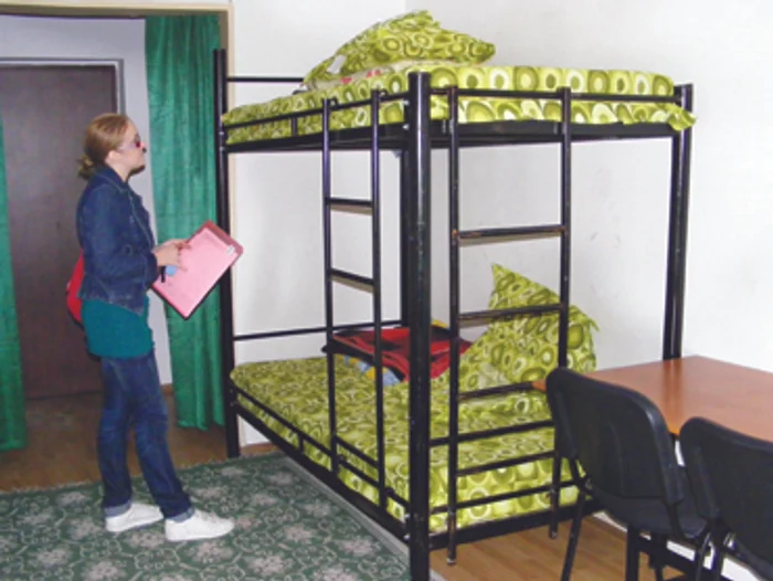 Iaşi: Studenţii, zugravi de nevoie în cămin