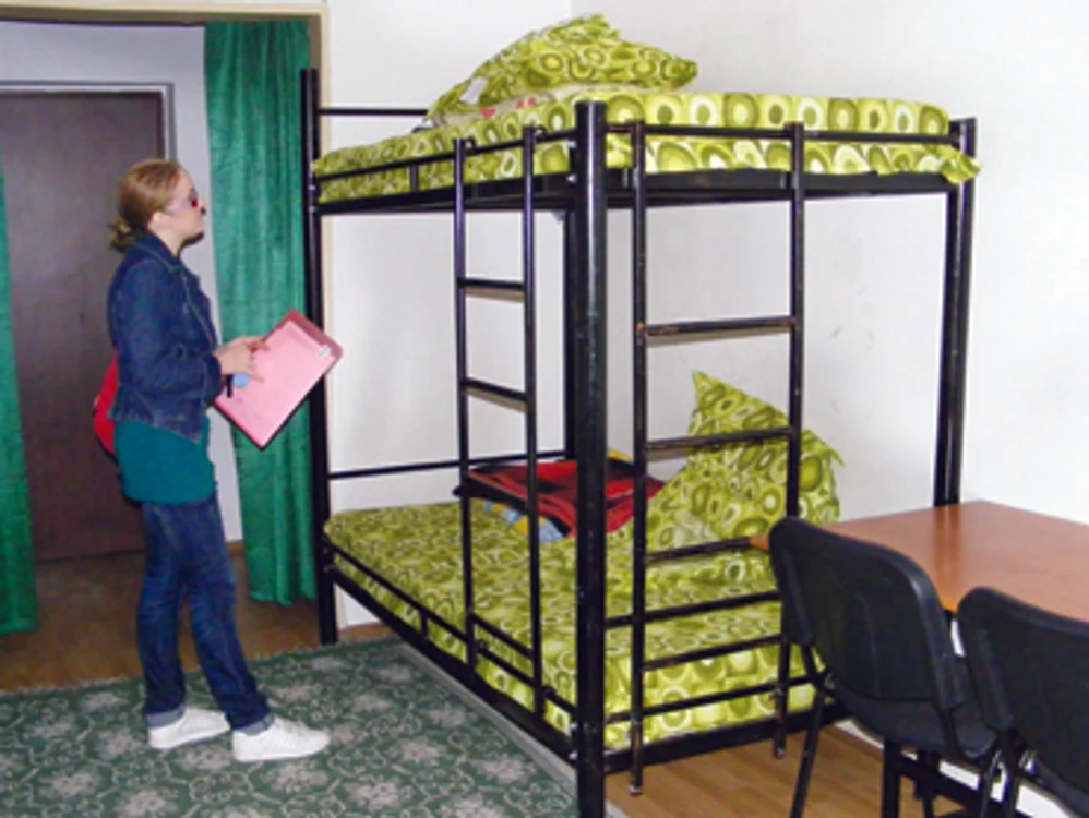Iaşi: Studenţii, zugravi de nevoie în cămin