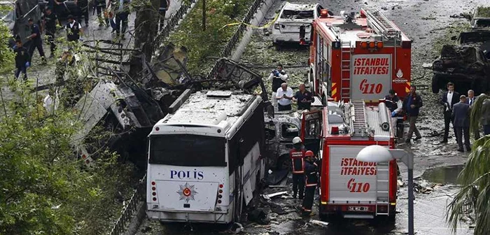 Atac cu bombă împotriva unui vehicul de poliţie la Istanbul FOTO AP