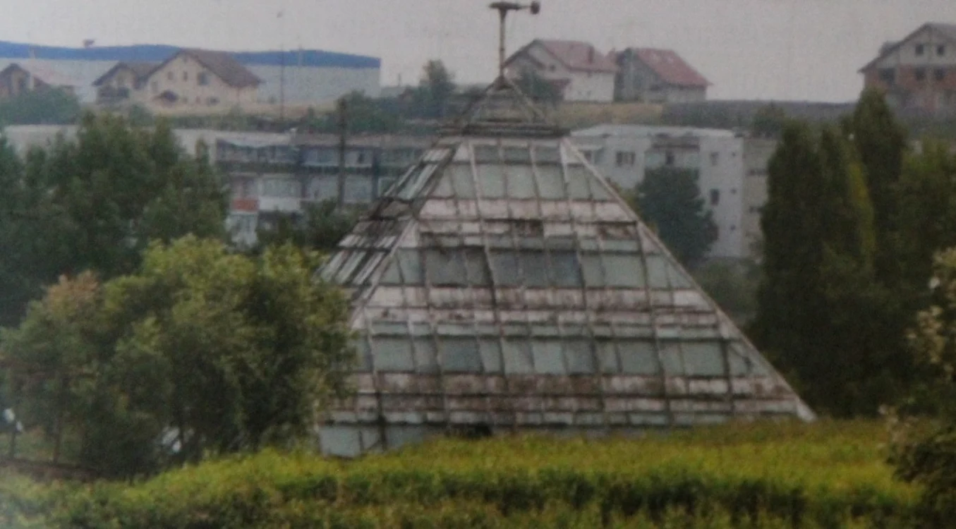Altădată, o mândrie a cercetării româneşti, piramida este acum o construcţie în stare avansată de degradare                       FOTO Cristian Cocea