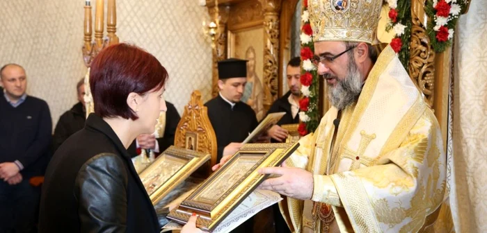 Arhiepiscopul Ciprian le-a cerut credincioşilor să nu se teamă să sărute icoanele FOTO: Arhiepiscopia Buzăului şi Vrancei