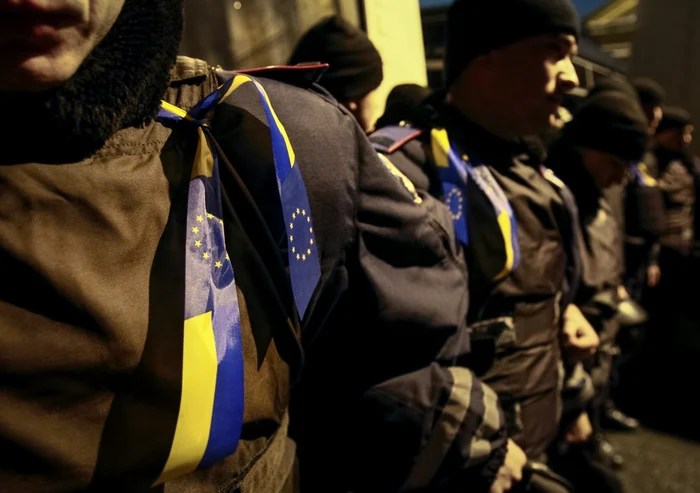 La Kiev, jandarmii mobilizaţi la protestele pro-europene poartă panglici în care steagul ucrainean se împleteşte cu cel comunitar. FOTO Reuters