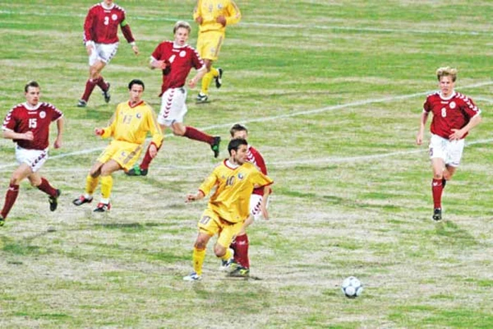 În 2003, meciul cu Danemarca s-a jucat pe nisip