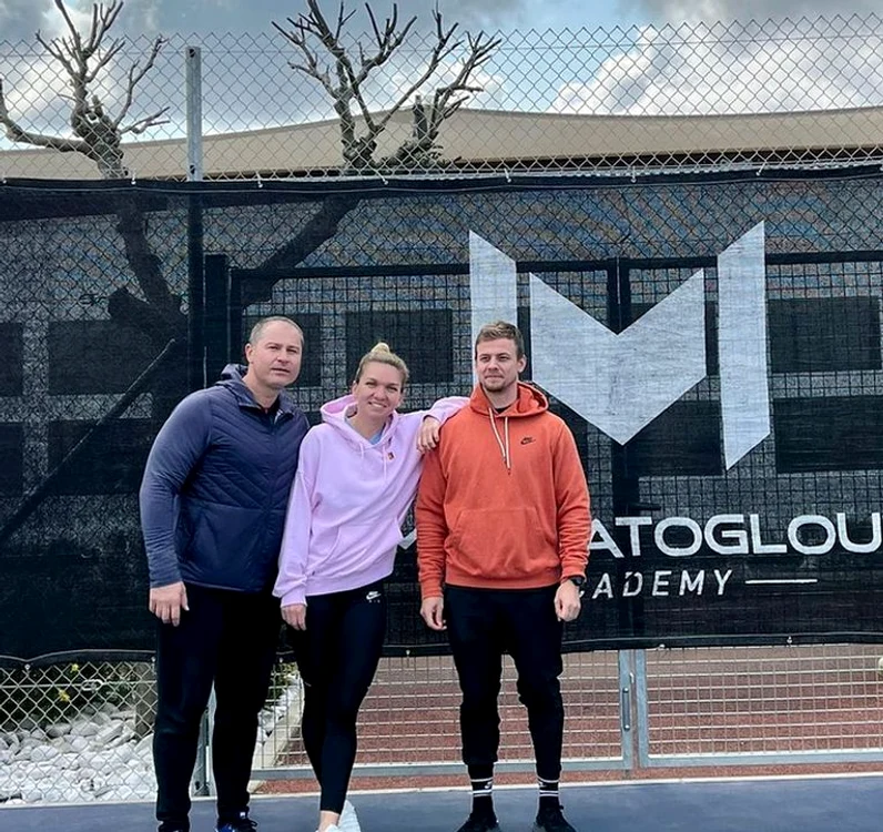 Simona Halep, alături de mini-echipa ei, la Academia Mouratoglou (FOTO: Instagram)