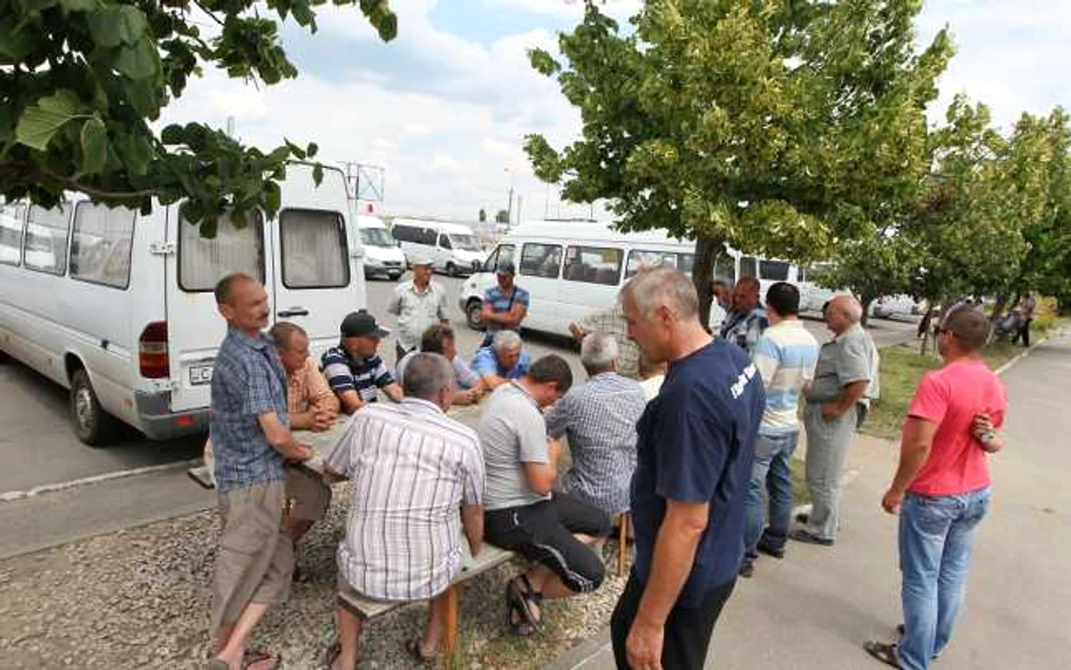 Primăria Chişinău a decis să anuleze mai multe rute şi să schimbe traseele pentru altele după ce proprietarii şi şoferii de maxi-taxi au protestat, în luna iulie. FOTO: Tudor Iovu / Adevărul
