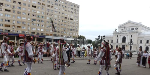călusarii de la Olt la Turnu severin de rusalii FOTO Alexandra Georgescu 