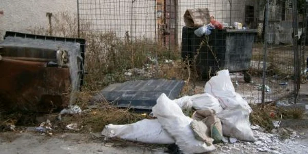 Gunoiul menajer este aruncat la grămadă cu plasticul, hârtia şi molozul