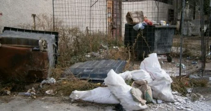 Gunoiul menajer este aruncat la grămadă cu plasticul, hârtia şi molozul