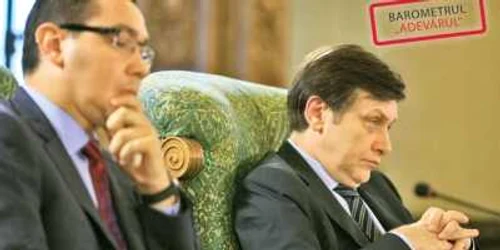 Victor Ponta (stânga) şi Crin Antonescu au motive să privească îngrijoraţi spre viitor 