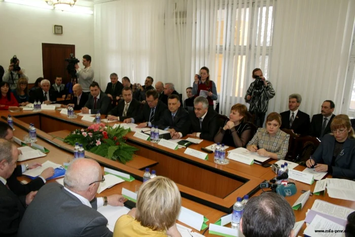 Deputaţii ruşi s-au întâlnit cu reprezentanţii rmn la Universitatea „Taras Şevcenko“ din Tiraspol. Foto: mfa-pmr.org