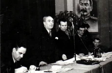 Gheorghe Gheorghiu-Dej și Chivu Stoica, în prezidiul Congresului Uniunii Sindicale C.F.R. care a avut loc pe 20 ianuarie 1945 în sala clubului de pe stadionul Giuleşti (© „Fototeca online a comunismului românesc”, cota: 15/1945)