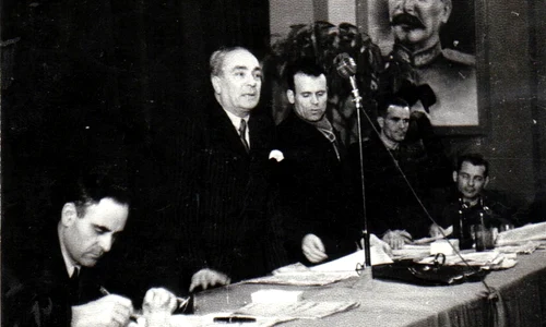 Gheorghe Gheorghiu-Dej și Chivu Stoica, în prezidiul Congresului Uniunii Sindicale C.F.R. care a avut loc pe 20 ianuarie 1945 în sala clubului de pe stadionul Giuleşti (© „Fototeca online a comunismului românesc”, cota: 15/1945)