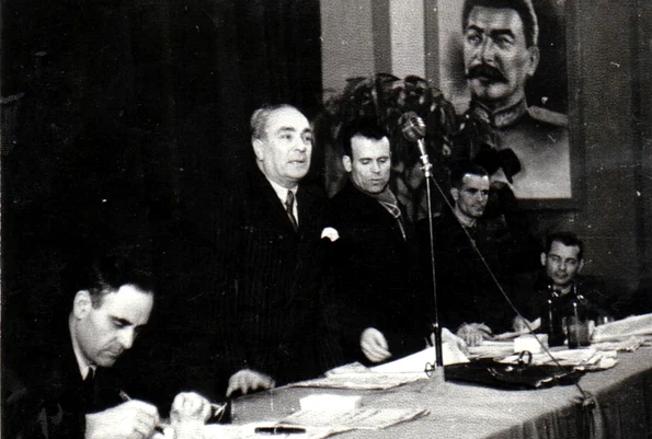 Gheorghe Gheorghiu-Dej și Chivu Stoica, în prezidiul Congresului Uniunii Sindicale C.F.R. care a avut loc pe 20 ianuarie 1945 în sala clubului de pe stadionul Giuleşti (© „Fototeca online a comunismului românesc”, cota: 15/1945)