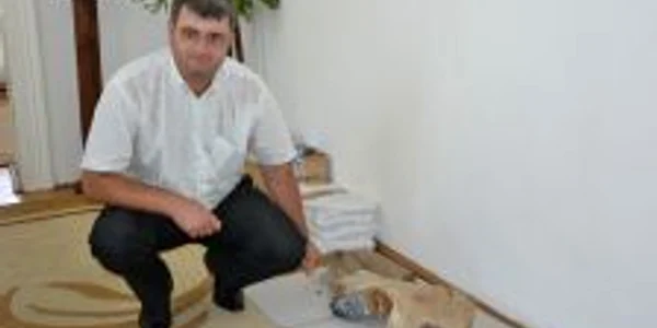 Dumitru Hortopan a adus fragmentele de rinocer lânos la muzeu