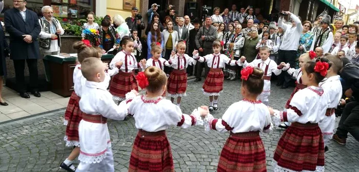 Dansurile populare rămân favorite la români