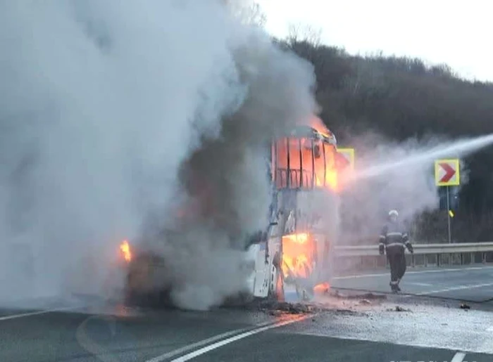 Autobuzul a luat foc