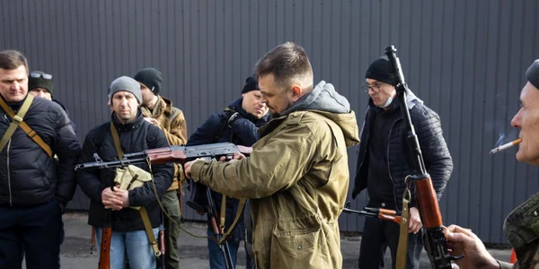Ucranieni civili care au ramas sa lupte rusi razboi Ucraina Kiev 25 februarie 2022 FOTO EPA-EFE
