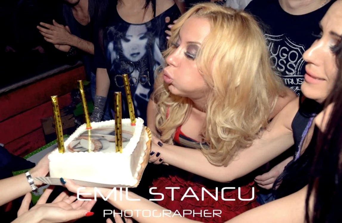 Simona Traşcă şi-a mai sărbătorit ziua de naştere o dată cu un stripper. (Foto: Emil Stancu)
