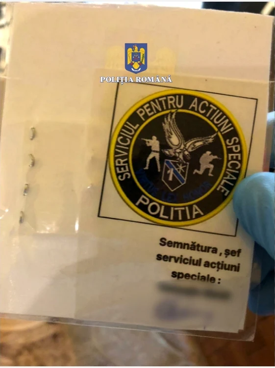 Legitimația falsă de polițist a fost confiscată de oamenii legii Foto: Poliția Română