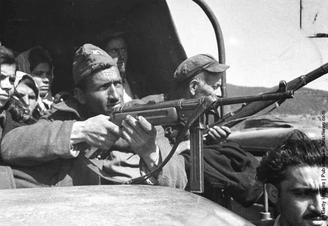 Gărzile Naţionale greceşti aduc prizonieri din teritoriul ocupat de gherile în Drama,  în nordul Greciei,  22 mai 1948 (Bert Hardy/Picture Post/Getty Images)