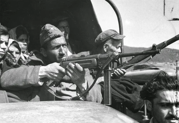 Gărzile Naţionale greceşti aduc prizonieri din teritoriul ocupat de gherile în Drama, în nordul Greciei, 22 mai 1948 (Bert Hardy/Picture Post/Getty Images)