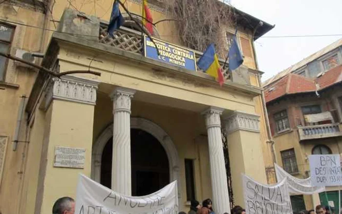 Imobilul în care se află Biblioteca Pedagogică a fost retrocedat în 2006   FOTO: Marian Stan