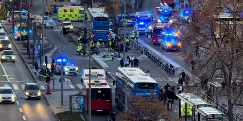 un autobuz a intrat într o staţie DIn Stockholm jpeg