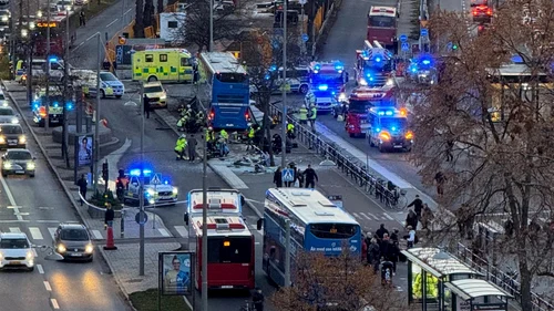 Un autobuz a intrat într-o staţie, în centrul Stockholmului FOTO: X/ @CeciliaNordens1