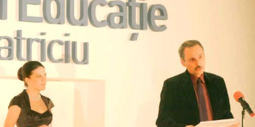 Tincuţa Baltag, în 2009, decernând premiul „Cercetătorul anului“