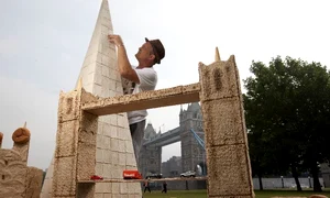 Clădiri faimoase din Londra, făcute din pâine (Foto: Wenn) jpeg