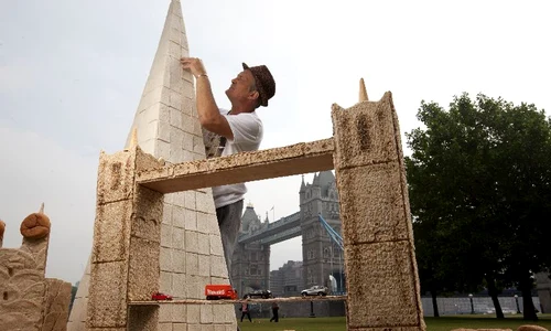 Clădiri faimoase din Londra, făcute din pâine (Foto: Wenn) jpeg