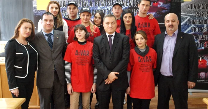 Elevii s-au fotografiat cu membrii instituţiilor implicate în proiect