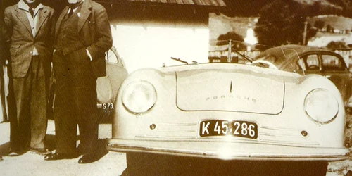 Dr. Ferry Porsche, la stânga, şi tatăl său, profesorul Ferdinand Porsche alături de Porsche 356 Number 1 