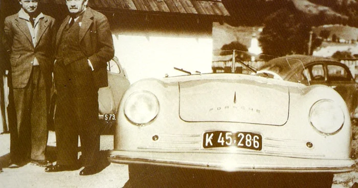 Dr. Ferry Porsche, la stânga, şi tatăl său, profesorul Ferdinand Porsche alături de Porsche 356 Number 1 