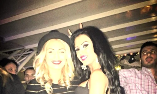 În fiecare weekend, bruneta iese în club cu o prietenă blondă jpeg