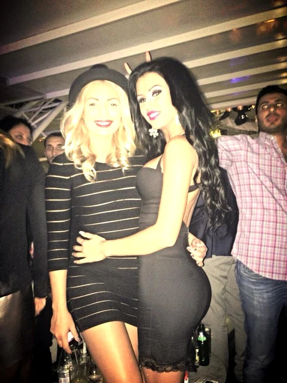 În fiecare weekend, bruneta iese în club cu o prietenă blondă