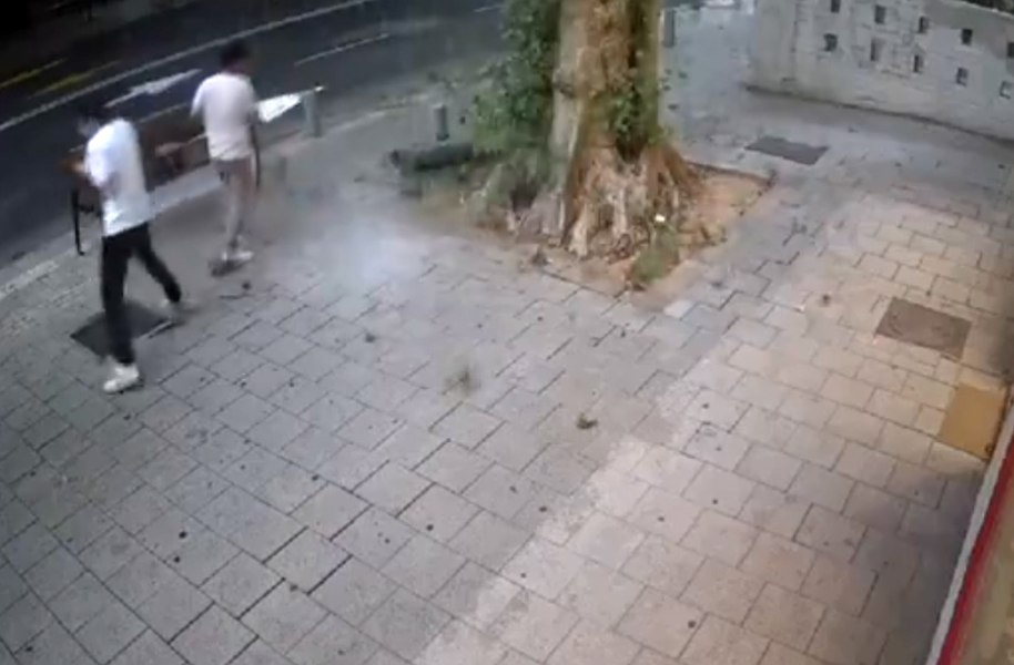 Momente de panică în Tel Aviv. Resturi de rachetă cad printre pietonii înspăimântați VIDEO